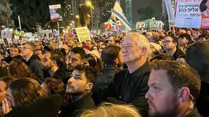 غانتس شارك في تظاهرة للمطالبة بإطلاق الأسرى واستقالة نتنياهو- إكس