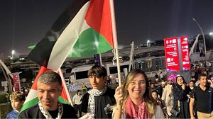 وزع القائمون على الحملة الأعلام والكوفيات الفلسطينية- عربي21