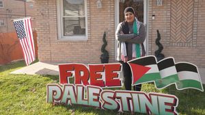 ليلى ترفع علم فلسطين على مدخل بيتها رغم تهديدات وصلتها بالقتل- BBC
