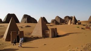 يقع الموقع الأثري في ولاية نهر النيل في شمال البلاد