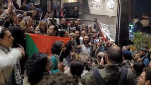 جانب من وقفة نشطاء أمام نقابة الصحفيين بالقاهرة- إكس