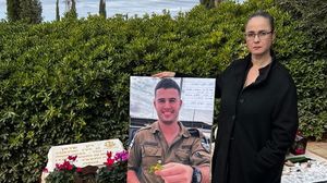والدة شيرمان أمام قبره في المقبرة العسكرية- حسابها عبر فيسبوك