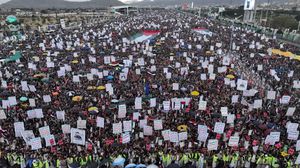 ندد المتظاهرون بالهجمات الأمريكية والبريطانية ضد مواقع في اليمن - تلغرام/ المتحدث العسكري باسم الحوثيين