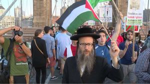 حاخام من جماعة ناطوري كارتا خلال مسيرة مؤيدة لفلسطين- إكس