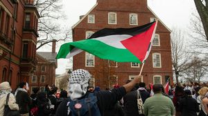 طلبة خلال وقفة تضامنية مع فلسطين في جامعة هارفارد- جوليان جيوردانو