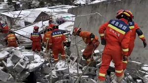 عمال الإنقاذ يحاولون انتشال الضحايا- شينخوا