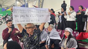 عبّر مشجعون من هونغ كونغ عن حزنهم الشديد لما يجري في غزة، ورفضهم للمجازر التي ترتكب في قطاع غزة- عربي21