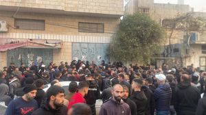 سكان بلدة عزون بعد محاصرة الاحتلال للبناية وقتل الشبان- إكس