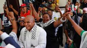 نشطاء من جنوب أفريقيا يحتفلون داخل مقر السفارة الفلسطينية في بريتوريا بصدور قرار المحكمة- جيتي