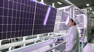 قلق من أن تغرق الصين السوق بالألواح الشمسية والسيارات الكهربائية - جيتي
