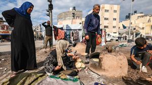 سكان غزة يسعون بوسائل بدائية لإعداد ما توفر من طعام- جيتي