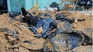 الجثامين ألقيت بين الرمال والنفايات قبل أن يعثر عليها السكان- حساب الصحفي حسام شبات