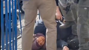 السيدة ارتطم رأسها بالحواجز بفعل اعتداء جنود الاحتلال- إكس