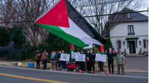 نشطاء مؤيدون لفلسطين ينظمون احتجاجًا أمام منزل وزير الخارجية الأمريكي أنتوني بلينكن في ماكلين بفرجينيا ( الأناضول )