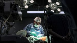 أكد النائب الفرنسي أن قطاع الصحة بغزة يواصل مهامه رغم القصف الجوي والدمار- جيتي