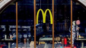 تكبدت شركة ماكدونالدز خسائر كبيرة بعد دعوات المقاطعة- (الأناضول)