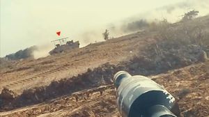 يظهر في الفيديو الجديد قيام عناصر من القسام باستهداف دبابات وآليات للاحتلال في محاور التوغل في حي تل الهوى- إعلام القسام