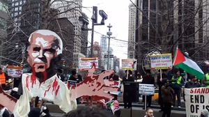 محتجون ضد الاحتلال في الولايات المتحدة يرفعون أعلام فلسطينية وتمثالا ملطخا بالدماء لبايدن- إكس