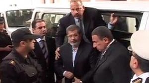 مرسي خلال دخوله الى قاعة المحكمة (ارشيفية)