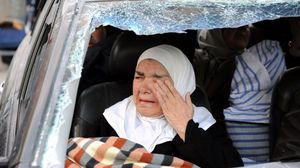 امرأة سورية تذرف الدموع وهي تفر بسيارة محطمة من مدينة النبك في القلمون بعد اقتحامها من قبل قوات الأسد الاثنين (أ ف ب)
