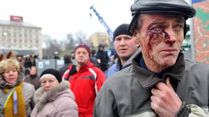 مصاب خلال فض القوات الأمنية لتظاهرات أنصار التكامل الأوروبي في كييف - ا ف ب