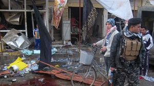 آثار تفجير في أحد الشوارع في بغداد (أرشيفية) - ا ف ب