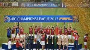 لاعبو غوانغجو ايفرغراندي يحتفلون بالفوز بلقب دوري أبطال آسيا 2013 - ا ف ب
