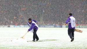 الثلوج تتساقط خلال مباراة غلطة سراي ويوفنتوس باستاد ارينا في اسطنبول - الأناضول