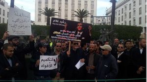 الفنان المغربي رشيد غلام يحتج أمام البرلمان على حصاره الثلاثاء