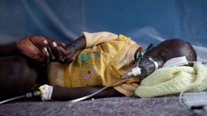 صورة ارشيف وزعتها اطباء بلا حدود لطفل مصاب بالملاريا في مخيم للاجئين في جنوب السودان