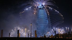 الاسهم النارية تضيئ سماء برج العرب في العيد الوطني في 2 كانون الاول/ديسمبر 2013 - ا ف ب