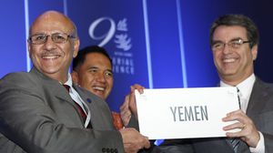 وزير الصناعة اليمني سعد الدين بن طالب مع المدير العام لمنظمة التجارة العالمية