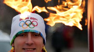 الشعلة الأولمبية في مدينة بارنول عام 2013 - ا ف ب