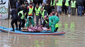 رجال المقاومة الفلسطينية يقومون بالإنقاذ - عربي21