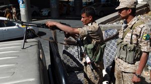 عناصر من الجيش اليمني يقفون على حاجز في عدن (أرشيفية) - ا ف ب