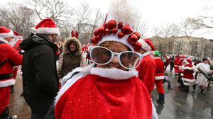 آلاف من سكان نيويورك بزي بابا نويل يتجمعوان بحديقة "تومبكينز" - الأناضول