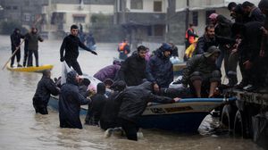 نقل سكان غزة بالقوارب بعد غرق البيوت بالامطار - الاناضول
