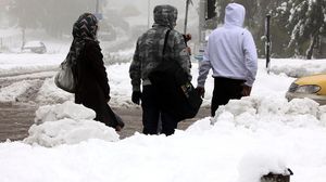 تراكم الثلوج أعاق حركة المواطنين في الأردن - الأناضول