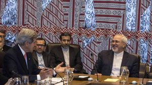 وزير الخارجية الإيراني محمد ظريف (يمين) مع نظيره الأمريكي جون كيري (يسار)- أ ف ب