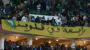 لافتة تحيي رابعة خلال مباراة الرجاء البيضاوي و"مونتيري" المكسيكي يوم الأحد