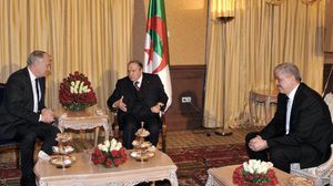 الرئيس الجزائري مع رئيس وزرائه ورئيس الوزراء الفرنسي - 16-12-2013 - أ ف ب