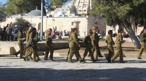 مجندون إسرائيليون في جولة "سياحية" في باحات الأقصى - أرشيفية