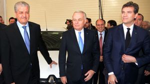 رئيس الوزراء الجزائري عبد المك سلال (يسار) ونظيره الفرنسي (وسط) - ا ف ب