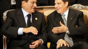 زين العابدين بن علي (يمين) وحسني مبارك.. أول رئيسين أطاح بهما الربيع العربي