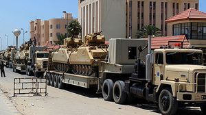 شاحنات تنقل دبابات بمدينة العريش في سيناء - ا ف ب