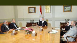 الرئيس محمد مرسي خلال لقاء مع قيادات حزب النور بينهم رئيس الحزب يونس مخيون (أرشيفية)