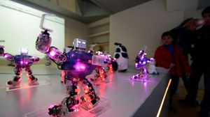 روبوتات على شكل كلاب واخرى راقصة على شكل انسان بمتحف في مدريد - ا ف ب