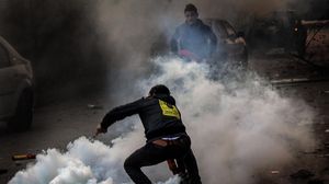 قوات الامن تطلب الغاز بكثافة على المتظاهرين (الأناضول)