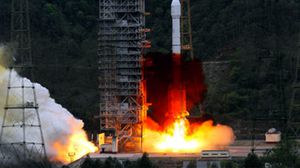 اطلاق الصاروخ "لونغ مارش 3 بي" الذي يحمل قمر اتصالات بوليفي - يو بي آي