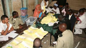 فرز الاصوات في الانتخابات الموريتانية - ا ف ب 
